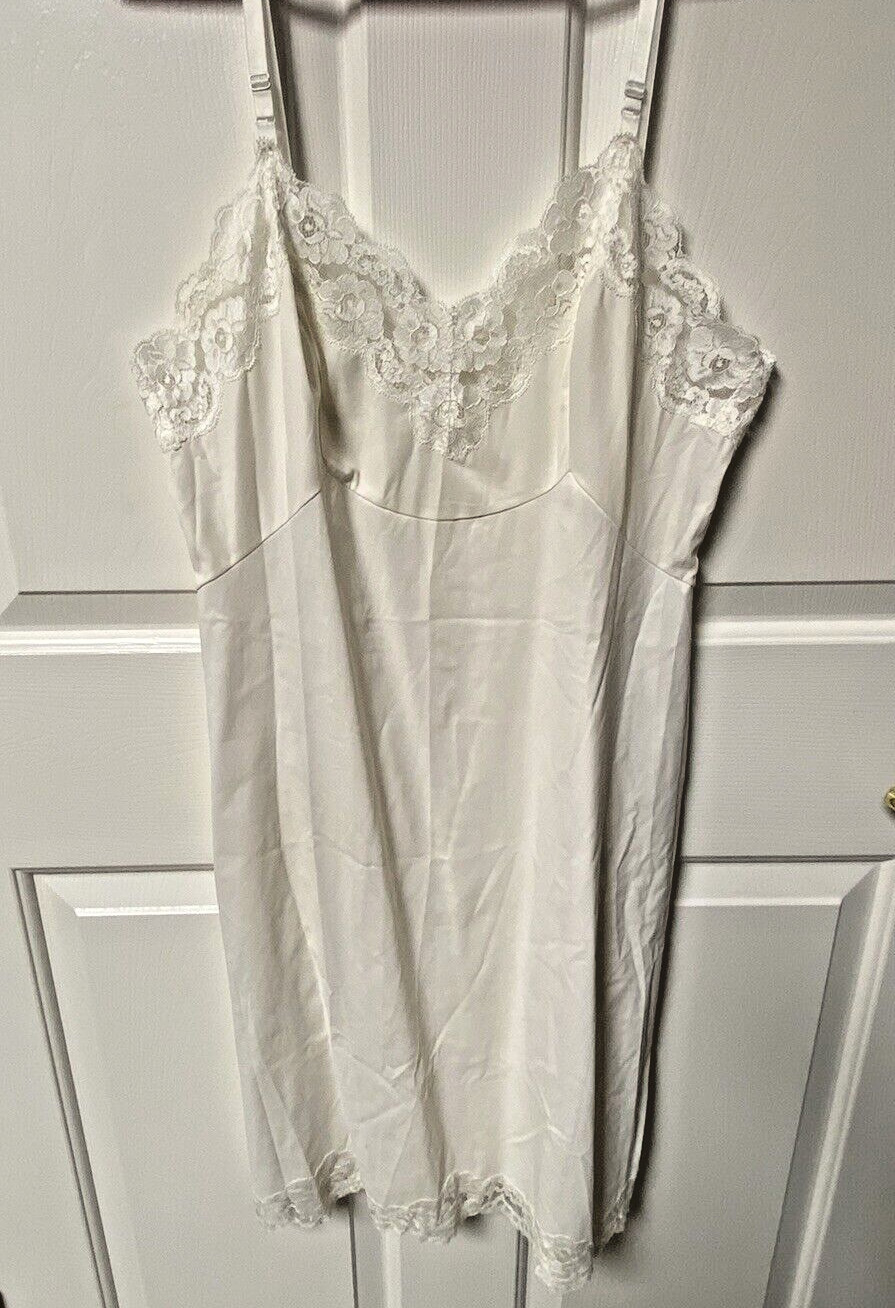 Vanity Fair Full Slip Sz 36 Long Lace Nylon Excellent Condition Vintage