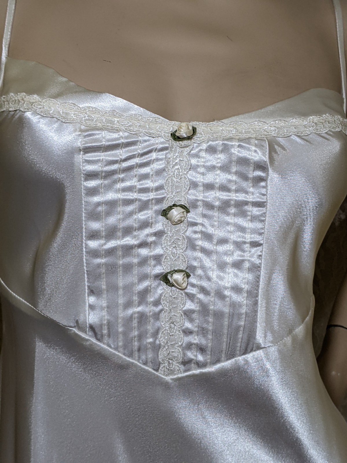 Vintage Val Mode Ivory Shiny Lingerie Dress Roses Lace Tiny Pleats M