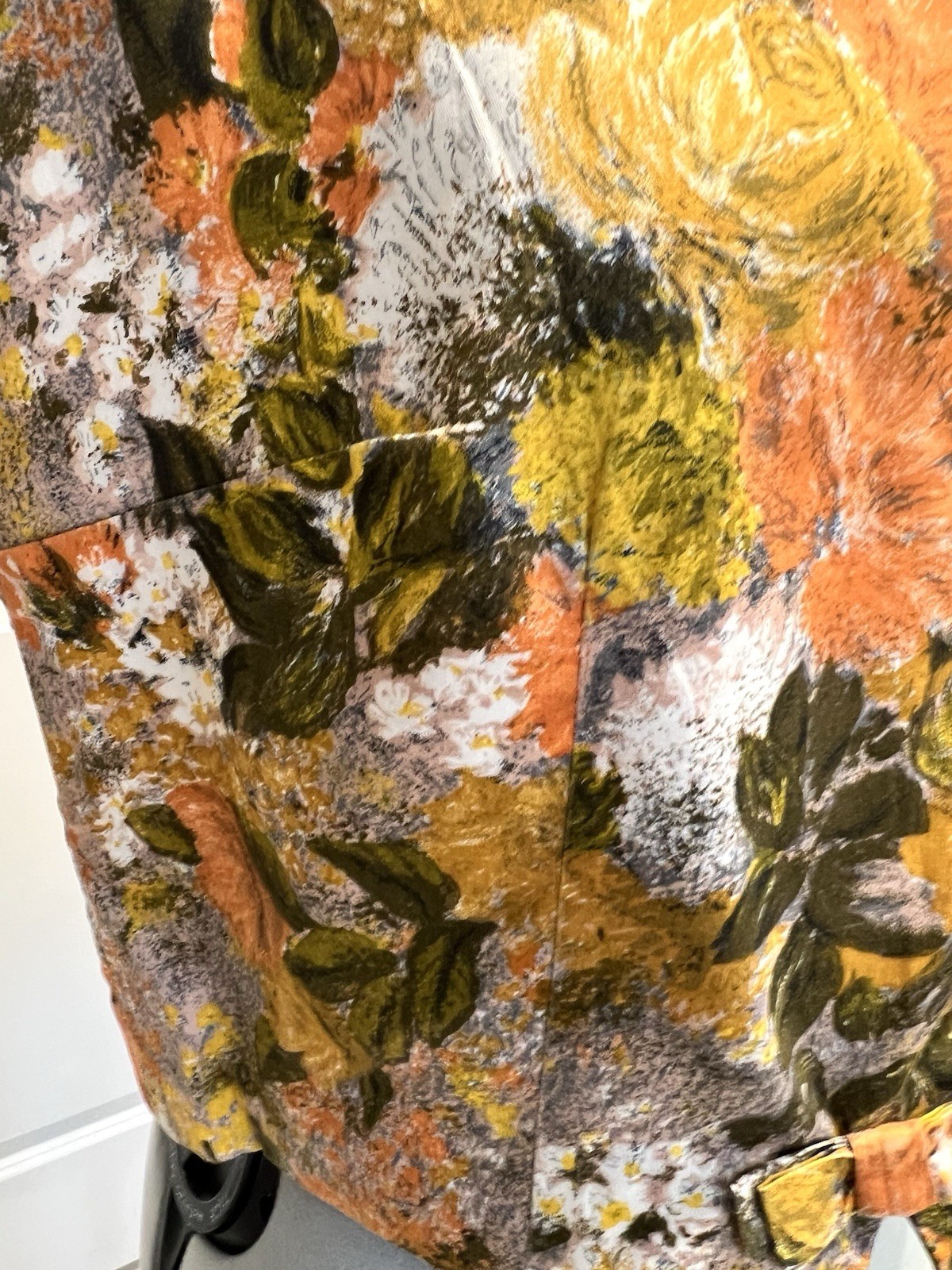 Vintage beauty! Floral Top w/ bow detail. Est. Size XS/S From Bath, England