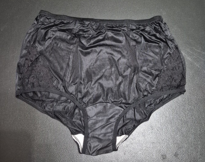 Vanity Fair Women’s Black Full Coverage Nylon Trim Lace Panties Size 7/44