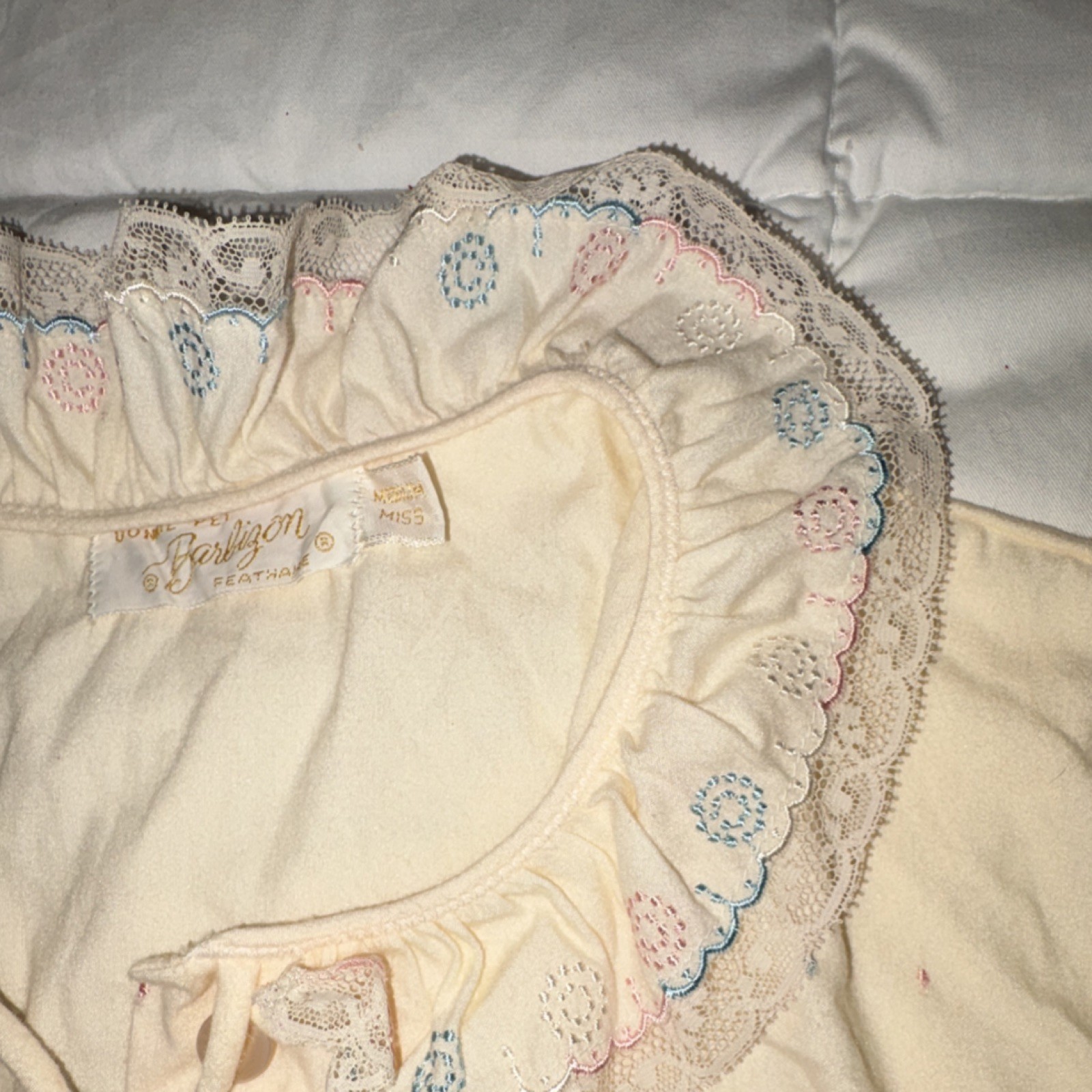 Barbizon Feathaire Ivory Pink Blue Embroidered Vintage Sleepwear Medium