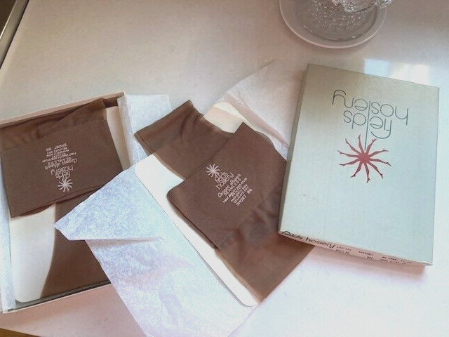 VINTAGE FIELDS HOSERY NYLON STOCKINGS CAREER SHEER HARMONY 9 1/2 SHT BOXED 2 PR