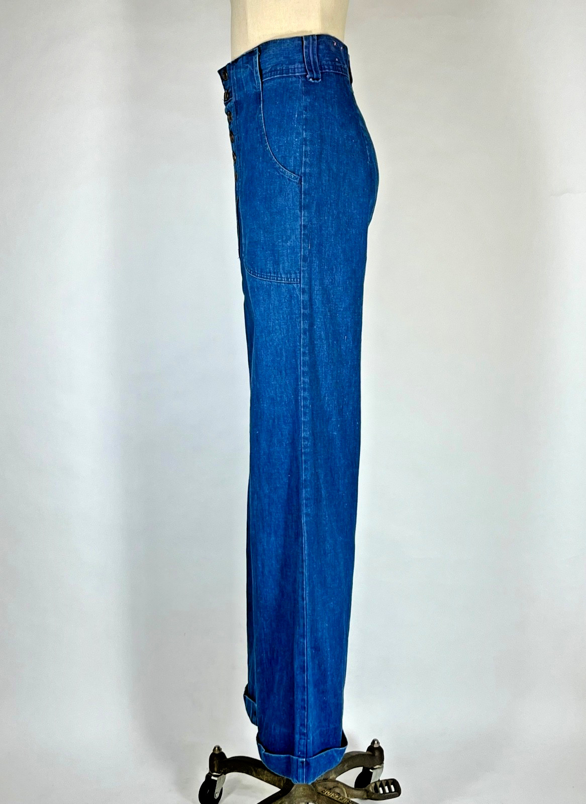 Vintage 1970’s medium wash blue 100% cotton denim high waist bell bottoms 28w