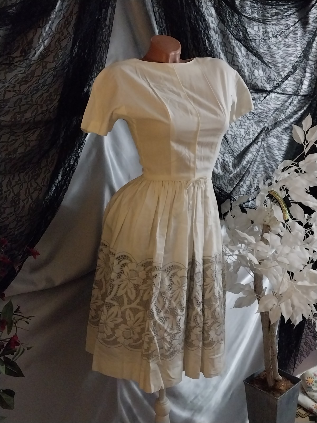 VTG 50’S LINEN LACE DOILY CUTWORK ROCKABILLY HOUSEWIFE FARMHOUSE COQUETTE DRESS