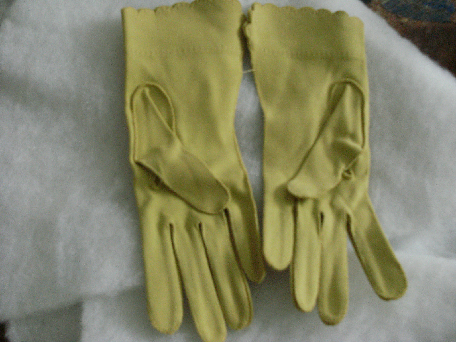 VINTAGE FORMAL GLOVES YELLOW 9IN RIPPLED WITH EYELETS TOP PENNEY’S
