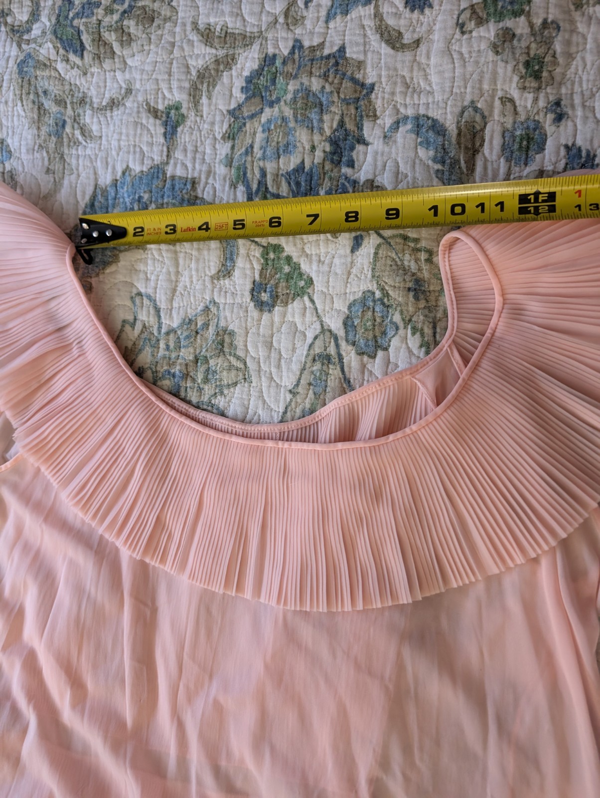 Vtg Vanity Fair „Coquette” pleated negligee, rare color~lite apricot/ peach