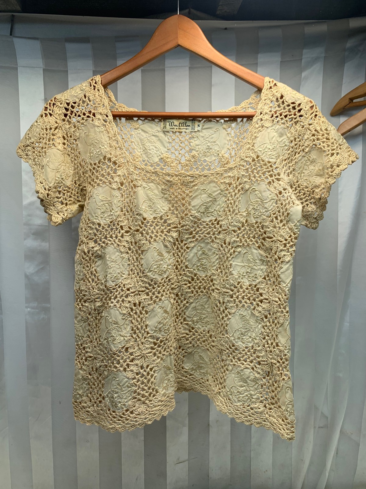 Vintage Wm. Allen Hand Crocheted 100% Cotton Womens Top w/ Bird Fabric Appliques