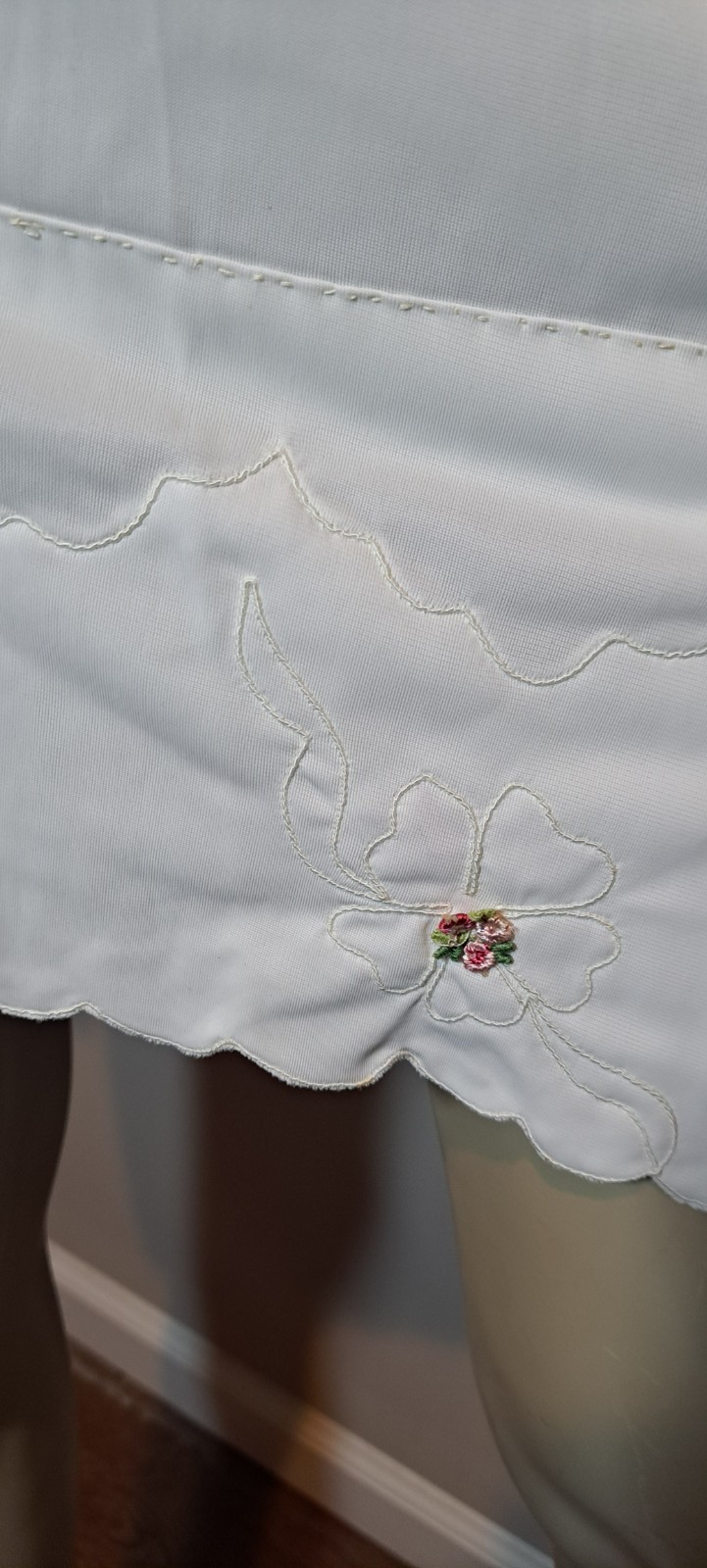 Vtg Avian White Nylon Half Slip SMALL Scalloped Hem Tiny Pink Flowers Cute Trim