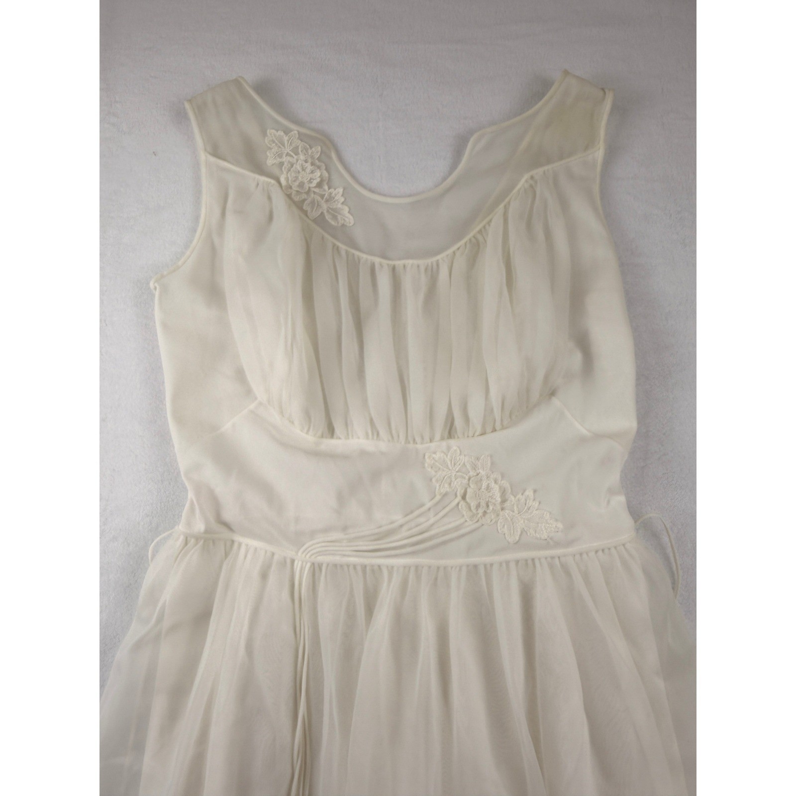 Vintage Shadowline Ivory Nylon Lace Nightgown Scalloped Hem Sleeveless White 32