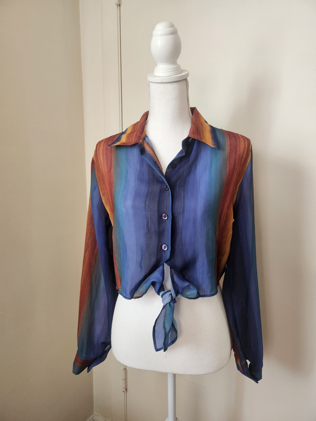 90s anxiety cafe crop collared long sleeve button-up medium