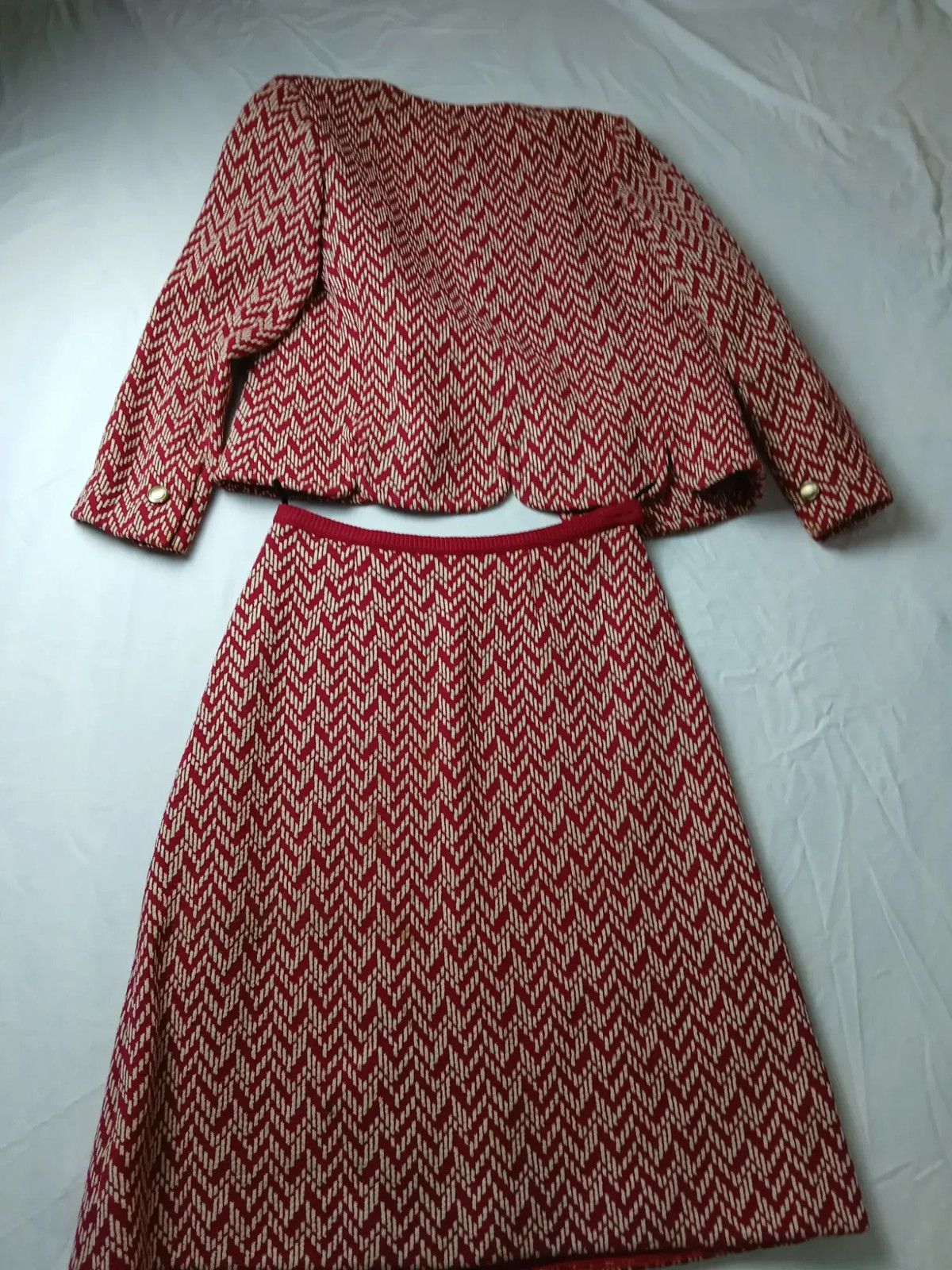 Vintage Womens 2pc Red Ivory Boucle Jacket Skirt Set Size 8 Wool Blend