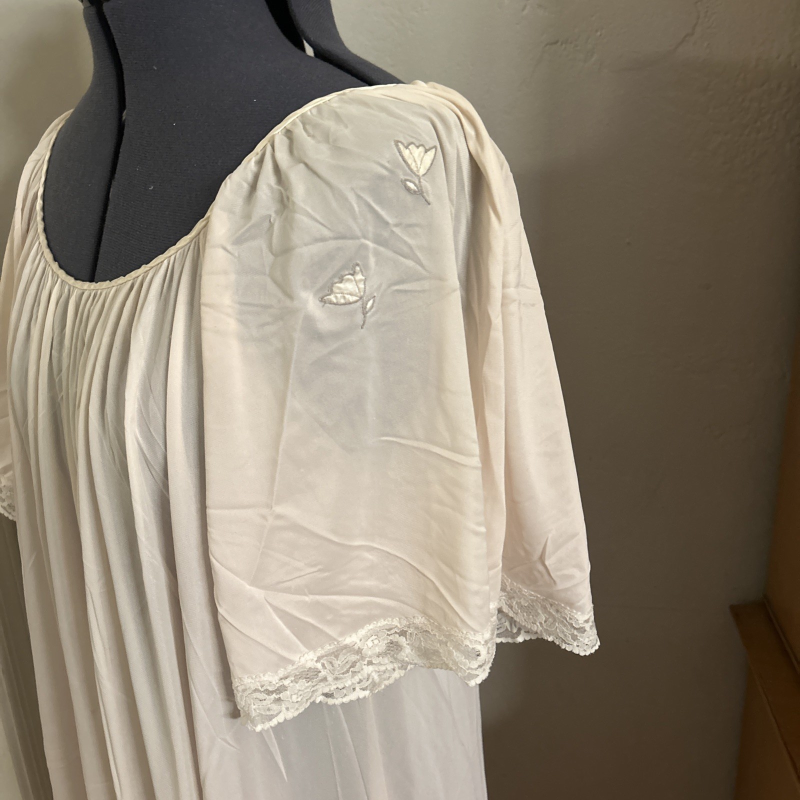 Claire Sandra by Lucie Ann Vintage Rose Night Gown Size Small Nylon
