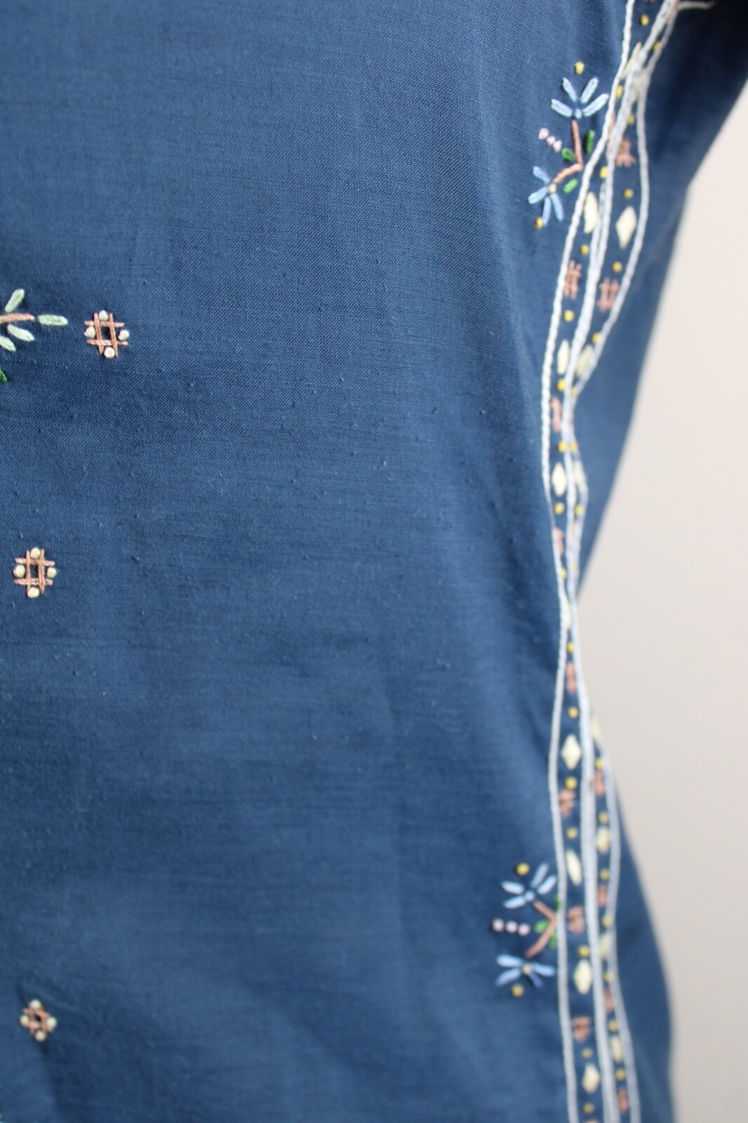 Vtg Peacock M Chinese Blue Embroidered Floral Bouquet Basket Short Sleeve Top