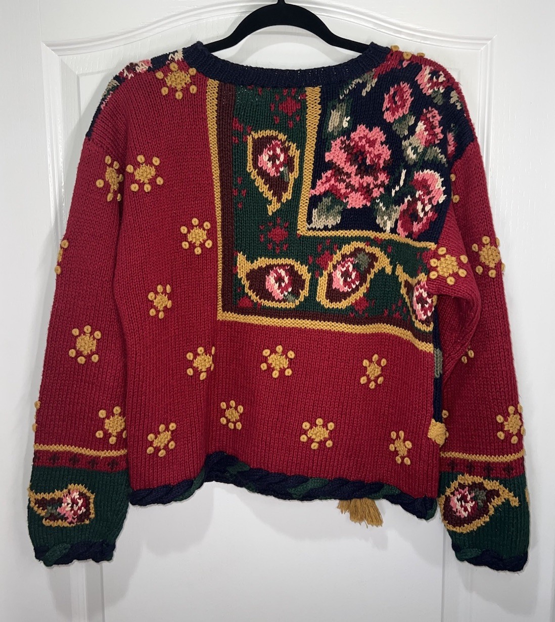 The Eagle’s Eye VTG Holiday Hand Knit Pullover Sweater Gold Tassel Detail Small