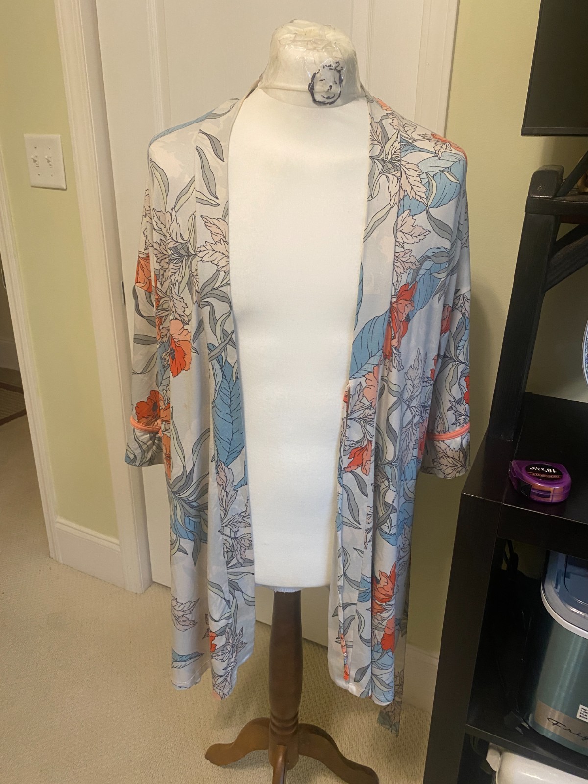 VTG Linea Donatella women’s white silky style lingerie robe Size M. (GB-40))