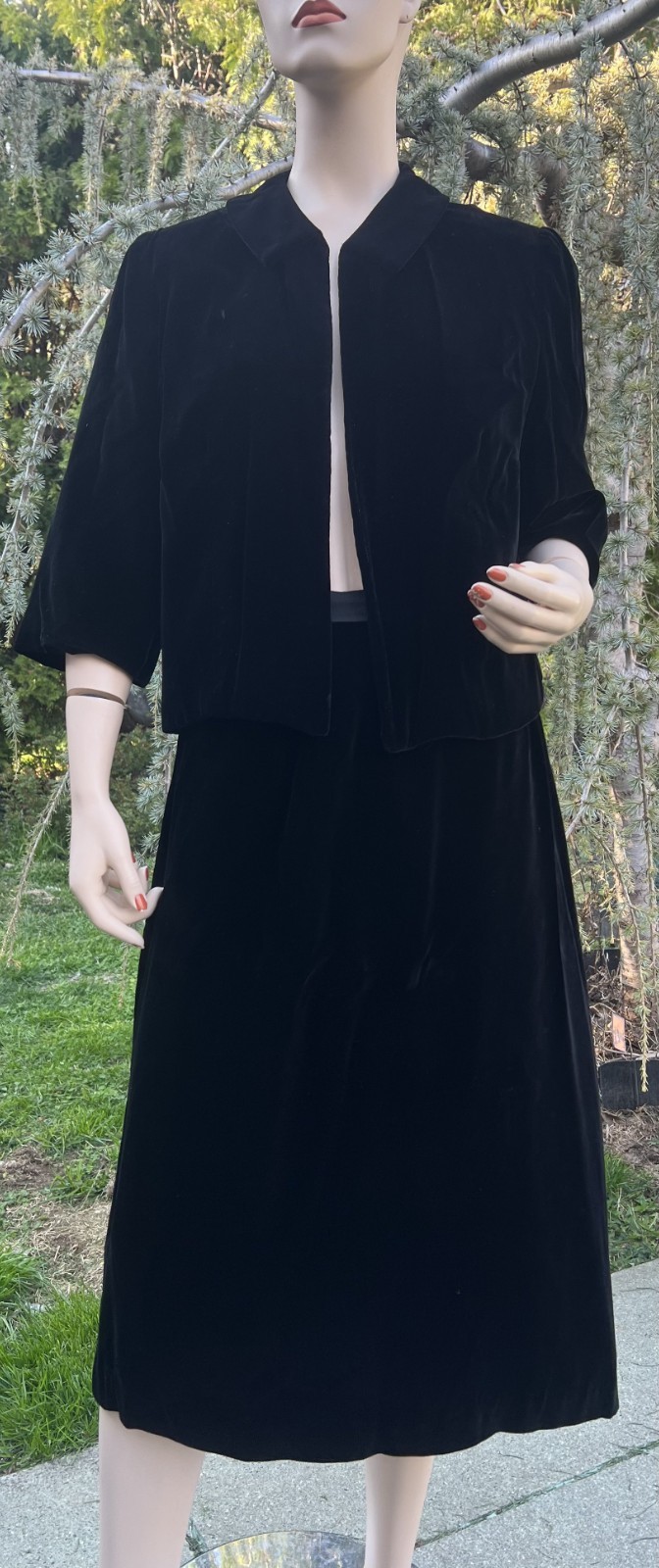 VINTAGE 1950’s 2 PC BLACK VELVET SKIRT SUIT W/ OPEN FRONT JACKET