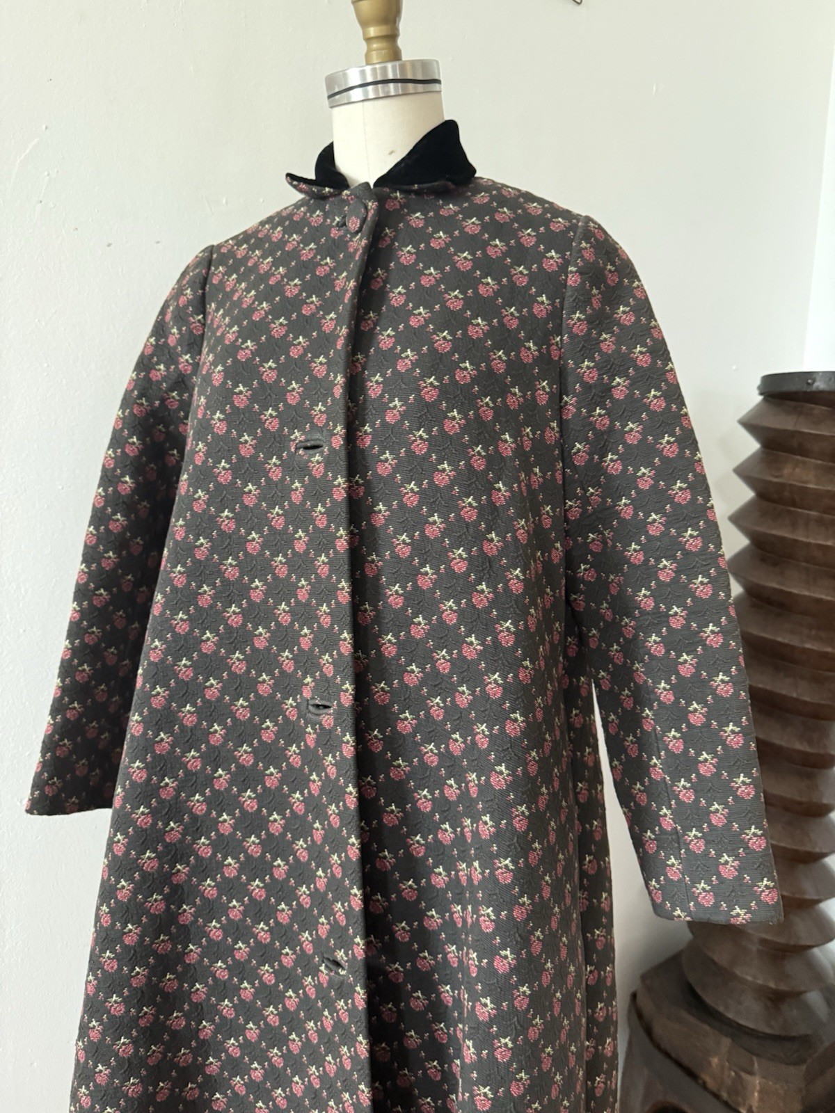 Mid-C Floral Jacquard/Matelassé/Quilted Full Length Tapestry Coat Velvet Collar