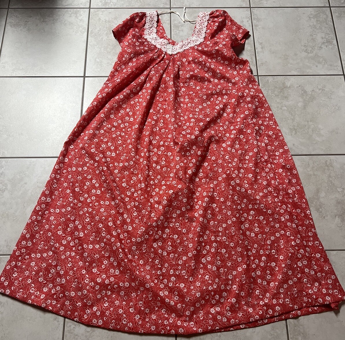Vintage McInerny Dress Hawaii Size 10 Red Flowers Lace Trim Short Sleeve