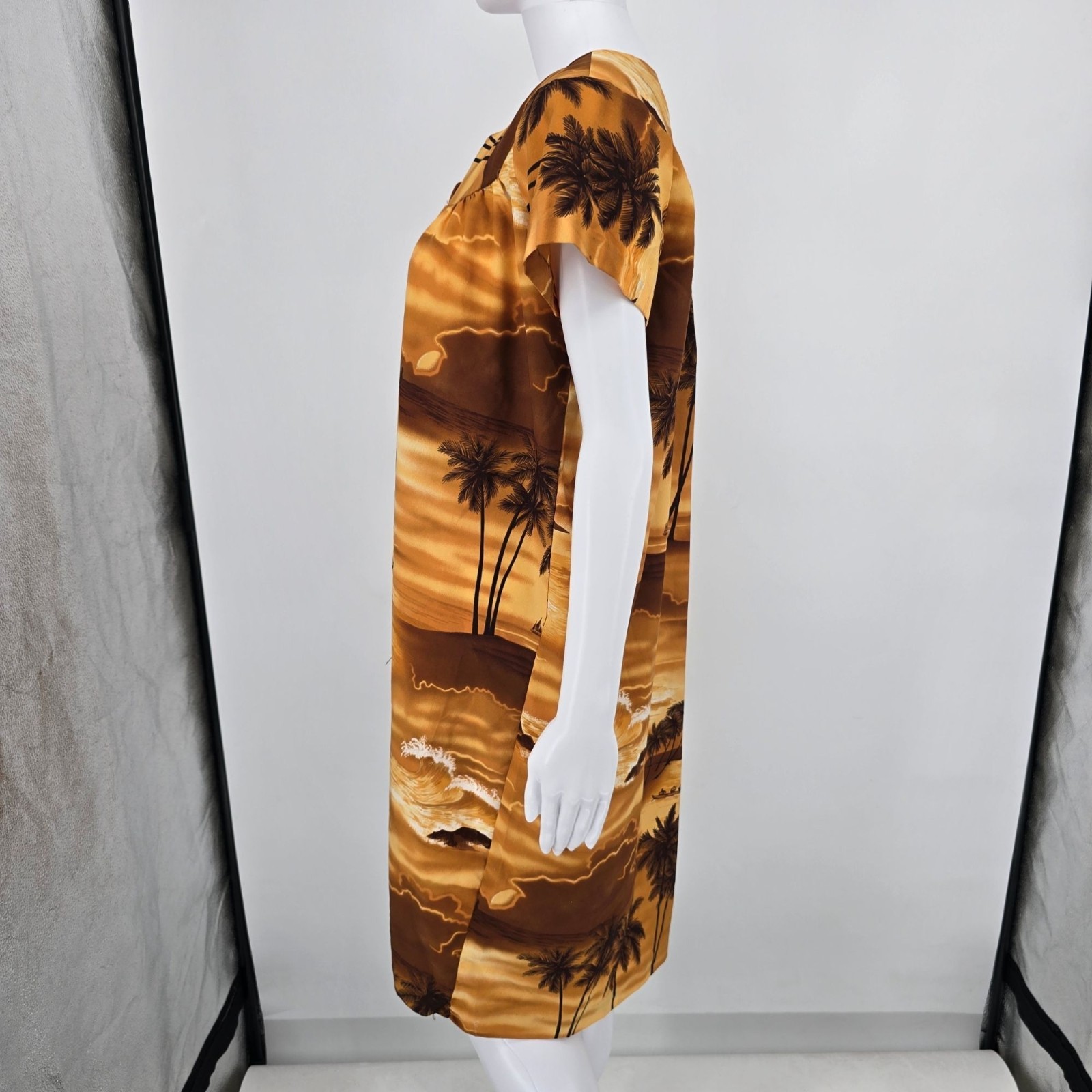 Vintage 1970s Made in Hawaii Tropical Sunset Print Polyester Muumuu Dress (XS)