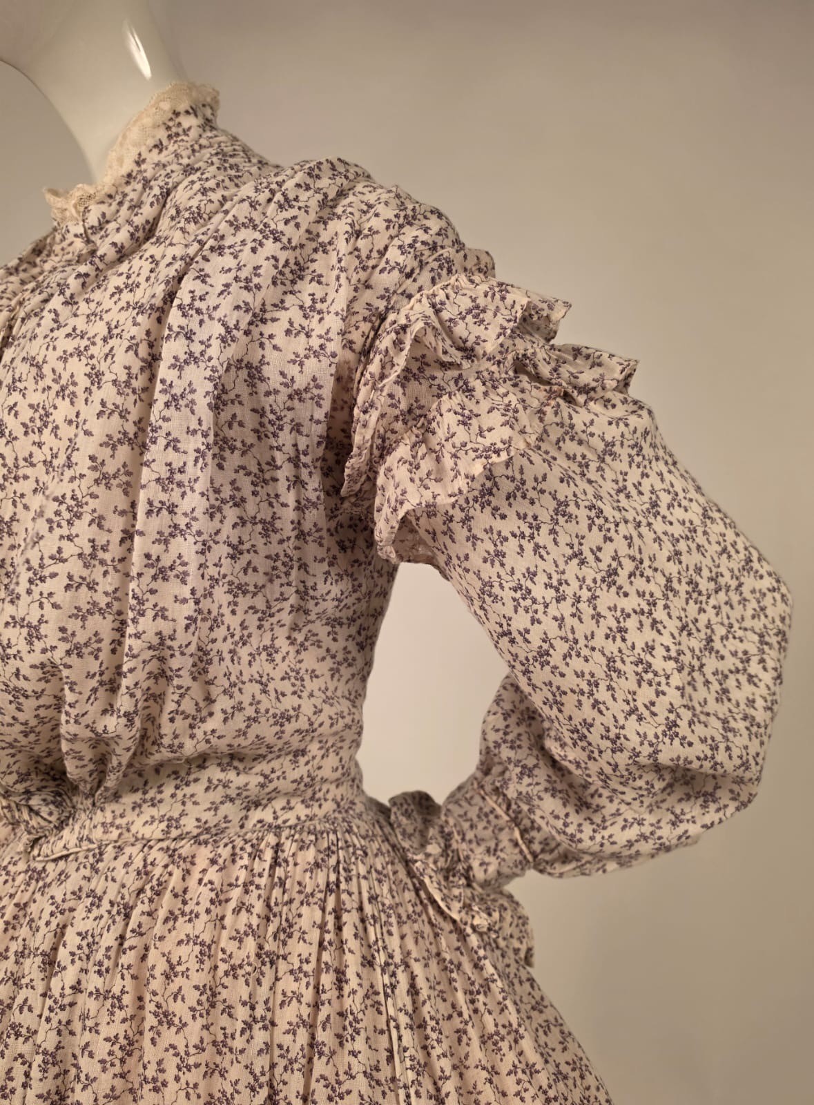 ROMANTIC 1850’S PRINT MUSLIN DRESS W TRIPLE FLOUNCE FULL VOLUME SKIRT