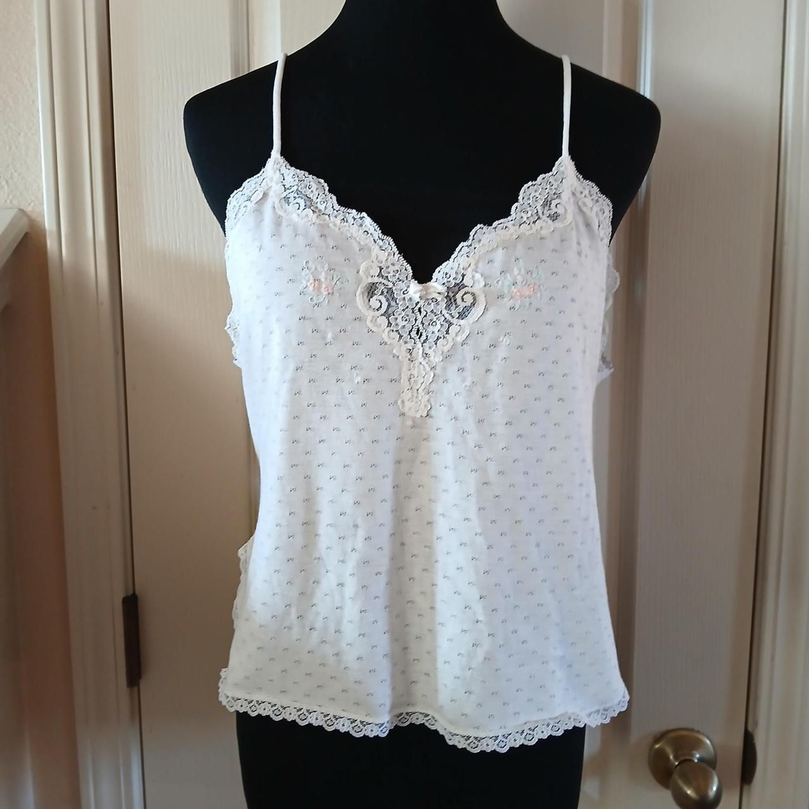 Vintage eyelet cami v-neck tank top lace trim floral embroidery faux pearl bow L