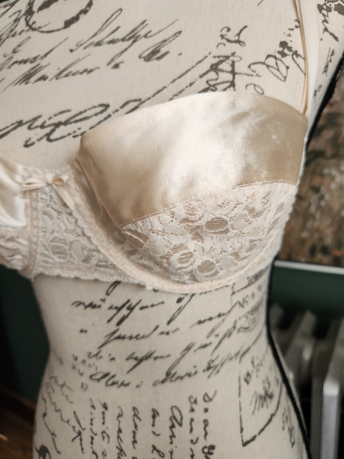 8355 Vintage Maidenform Rendezvous Satin Lace Demi Bra Ivory 36B Convertible