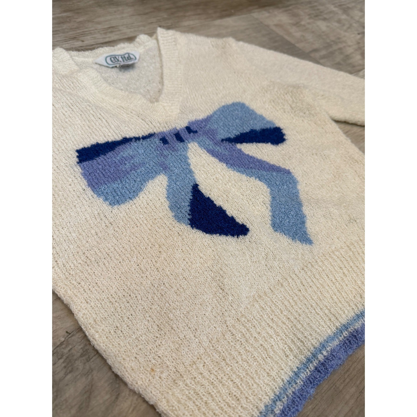 Vintage Women Small Cream Blue Bow V-Neck Knit Sweater Pullover 80s
