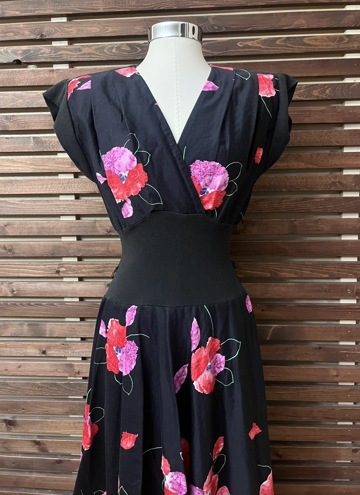 1980s 80s Vintage Black Pink Purple Floral Cotton Cap Sleeve V-Neck Midi Dress