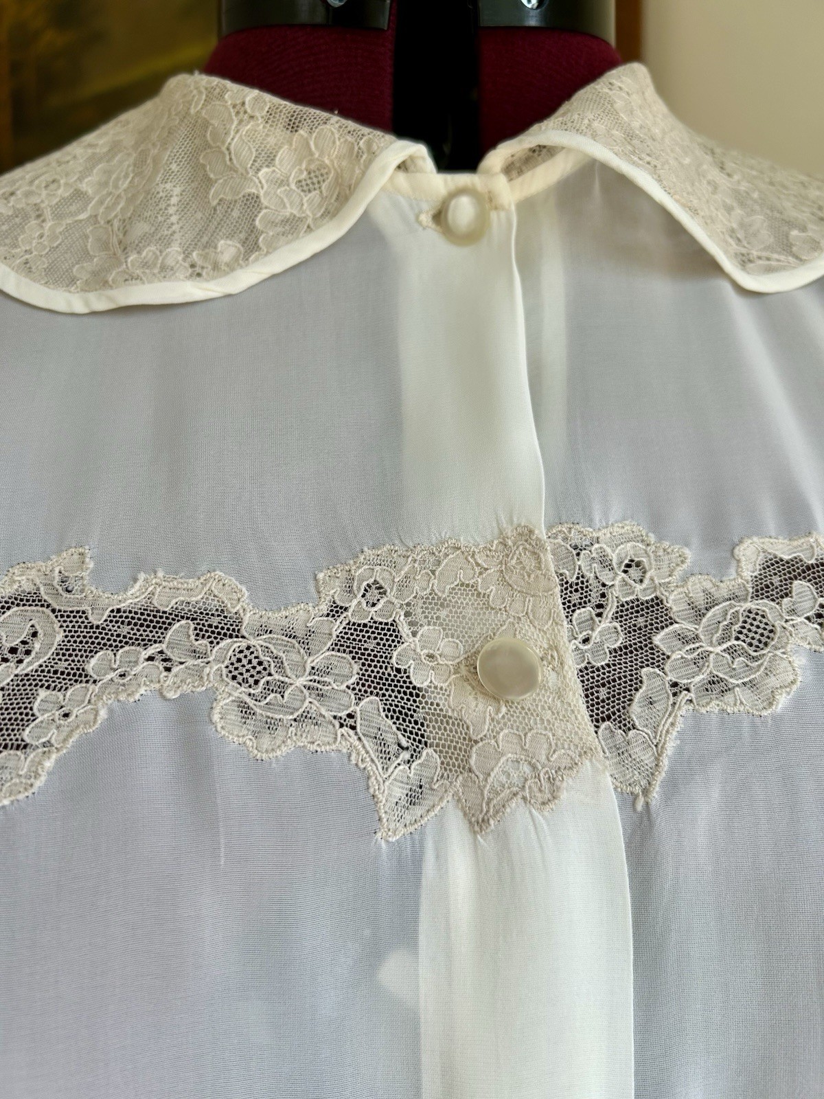 1940/50s Hollywood style dressing robe size M/L. Ivory rayon, beige cotton lace.