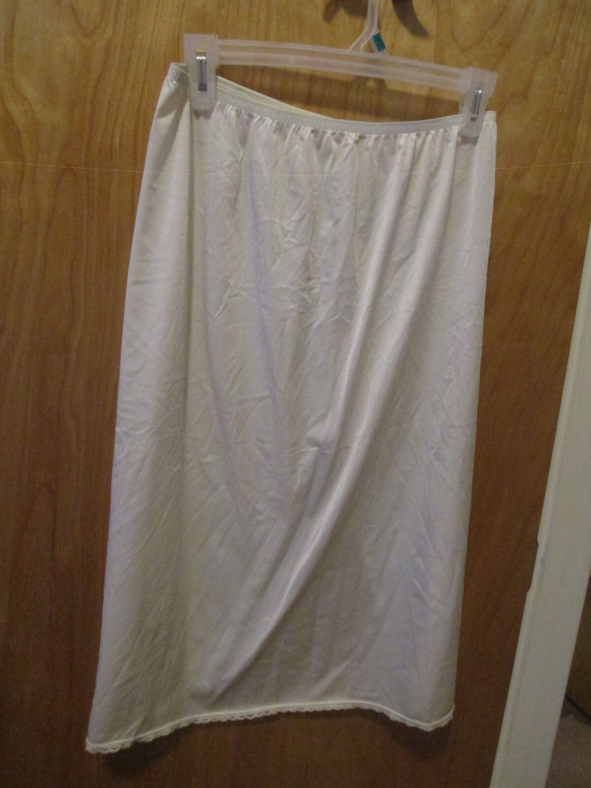 VINTAGE VANITY FAIR IVORY HALF SLIP SIZE 26 NYLON 1 SLIT