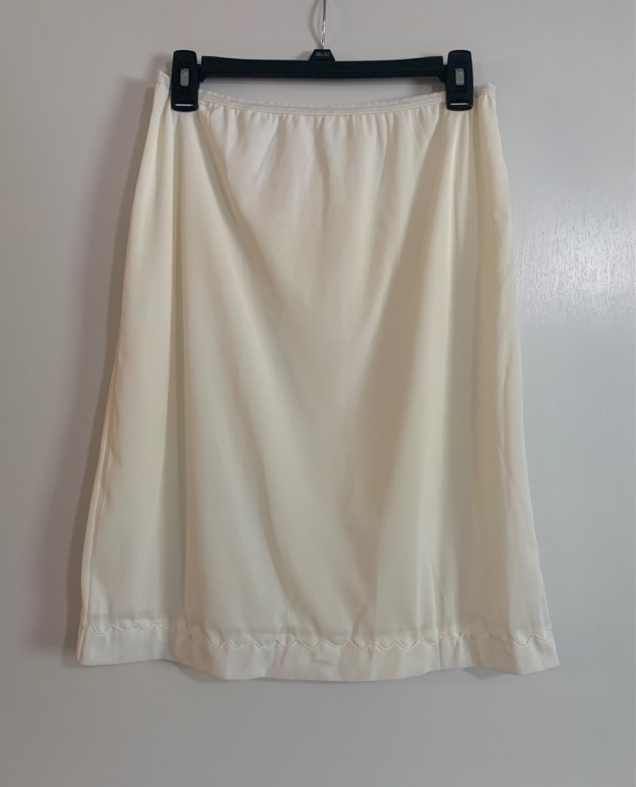 Vintage NWOT 1960s Large 23.5” Cream Esprit Nylon Half Slip Large Shadow Panel