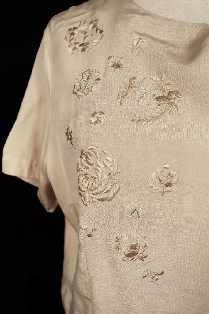 Vintage 1960’s Beige Silk Embroidered Blouse Size Large Excellent Condition