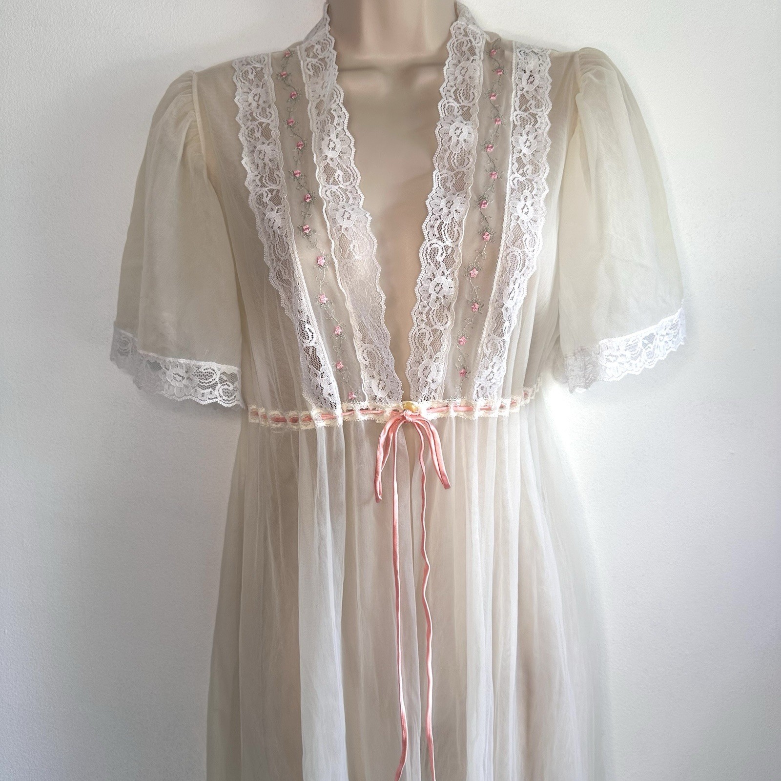 DREAM AWAY Vintage 70s Peignoir Robe Ivory Medium Bridal Lace Coquette