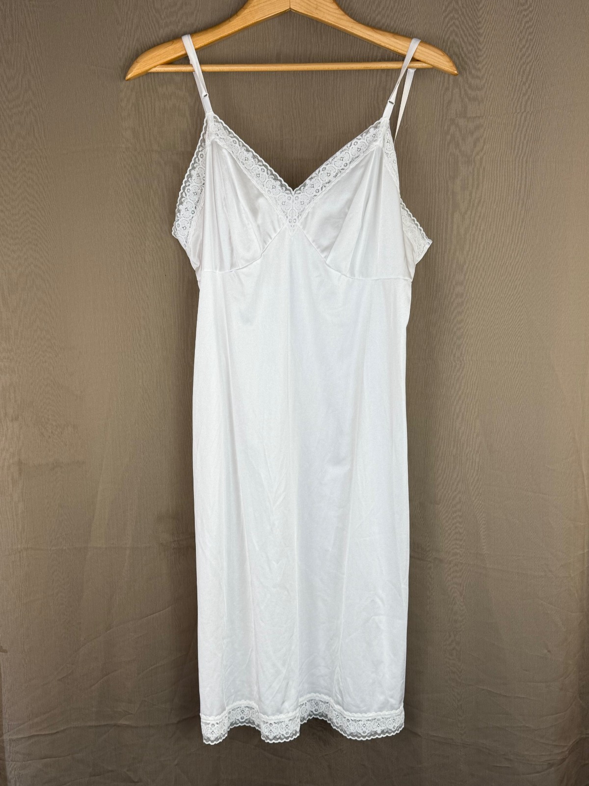 VTG Vanity Fair Full Slip Womens 26″ 40/46 Silky White Nylon Made in USA 80’s