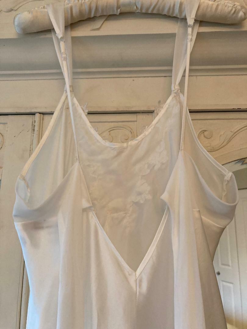 VINTAGE~ WHITE „LINEA DONATELLA” PEIGNOIR GOWN SIZE MEDIUM BLING & CHIFFON