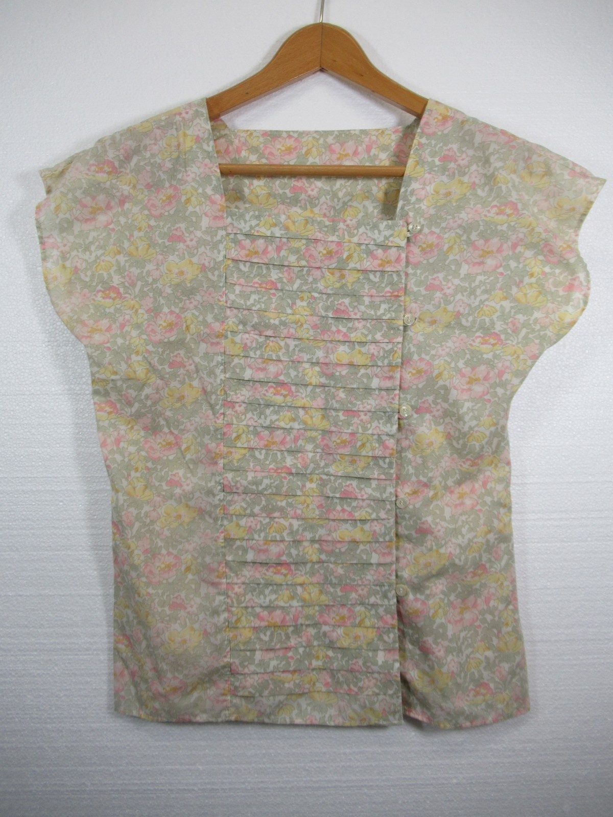 Vintage 70s Pleated Blouse Floral Pastel Cap Sleeve White Stag
