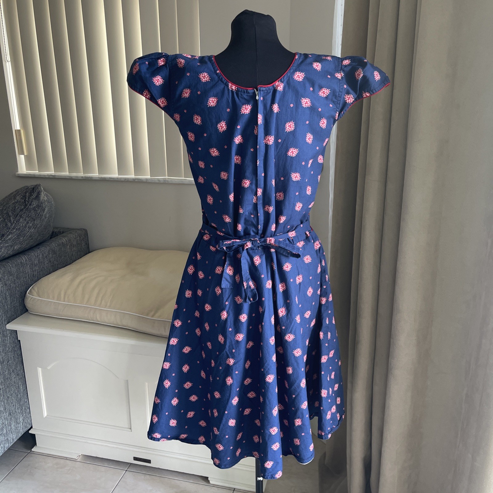 1950s navy blue Dress red print cinched waist rose buttons Rockabilly VTG M
