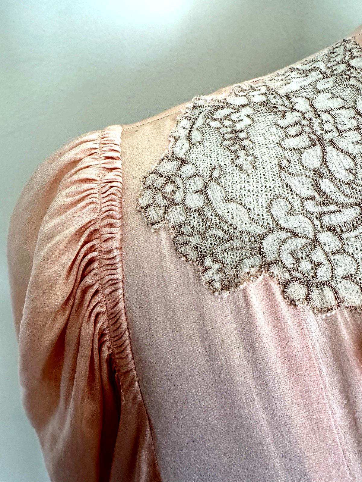 1930s FAMOUS-BARR Peachy Pink SILK NEGLIGEE Boudoir Robe Peignoir S Lace Trim