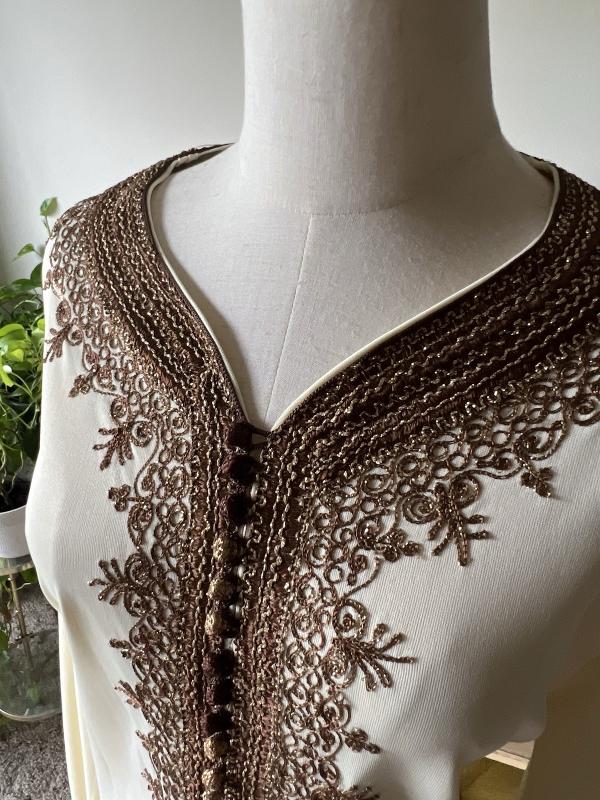 VTG Long Sleeve Kaftan Poly Crepe Button Loops Embroidery Ivory L/XL