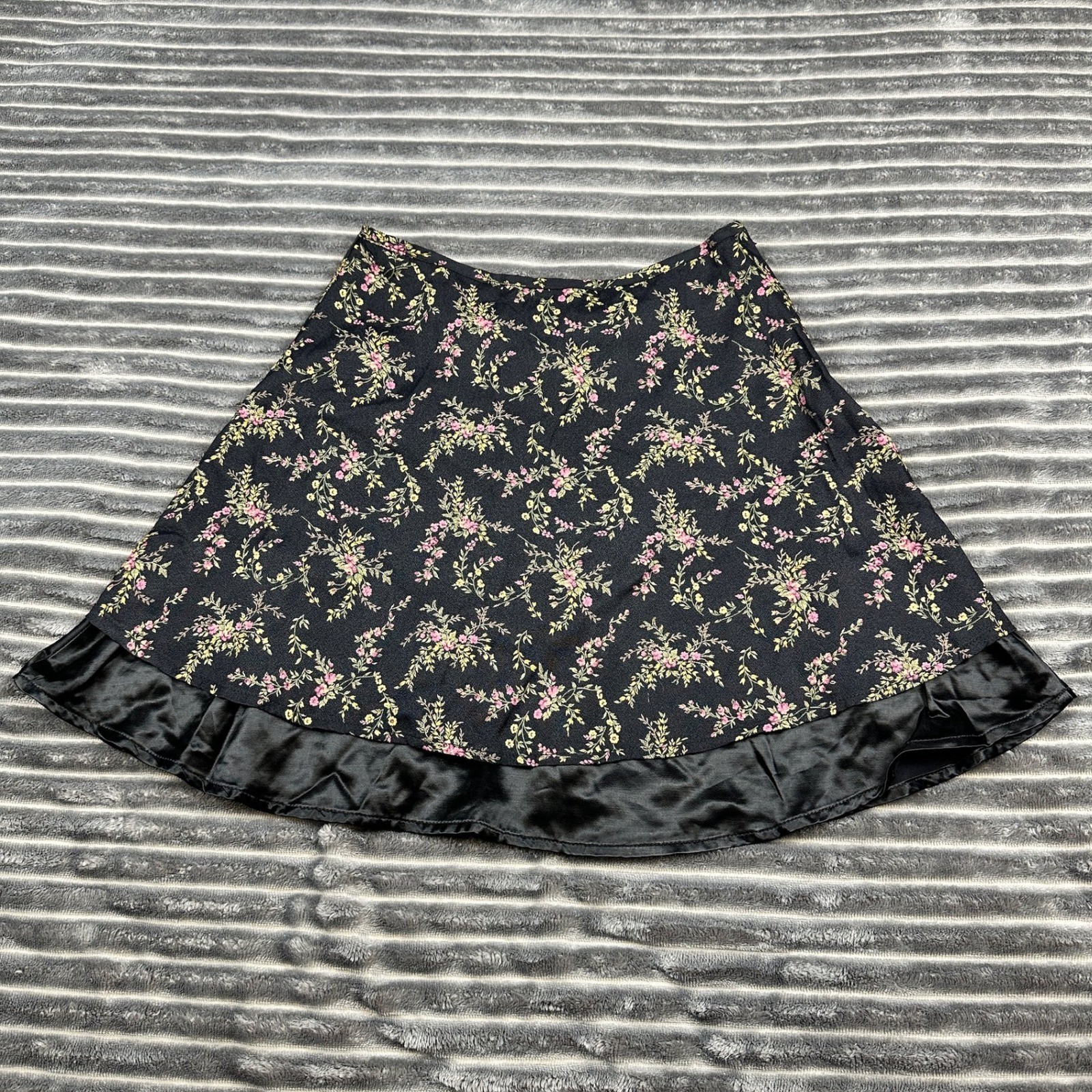 Wrapper USA Vintage 90s Floral Mini Skirt Black Satin Ruffle Hem Size 5/6 Grunge