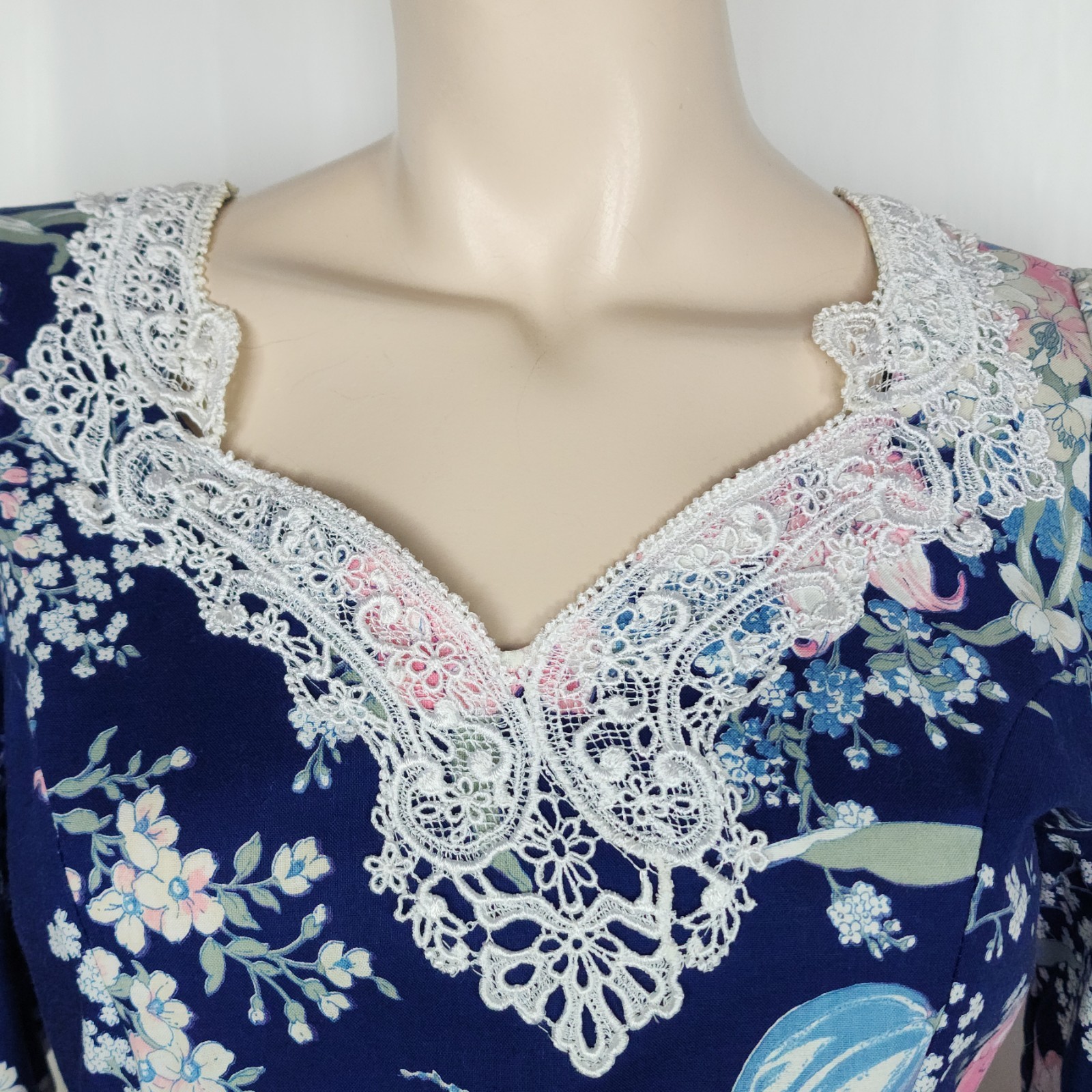 Vtg 80s floral cotton dress lace tie back S-M