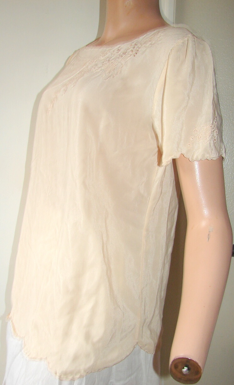 Vintage PINK/BEIGE BLOUSE w/Embroidery, Openwork, & Scalloped Hem Sm-Med d1-19