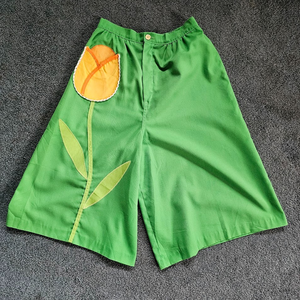 Vintage 1960s Hippie Novelty Tulip Applique Pocket Culotte Gaucho Shorts S/M