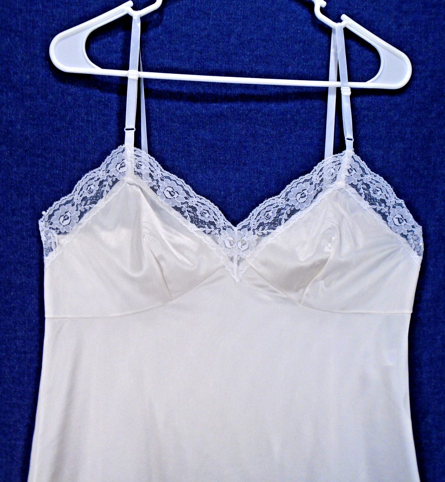 Vintage Off-White Nylon Full Slip A-line Rose Floral Lace 36″ Bust