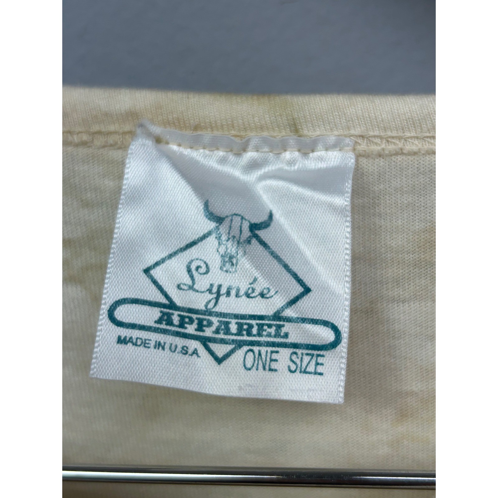 Lynée Apparel T-Shirt Womens OS Tan Vintage 1994 Southwestern Dreamcatcher Bear