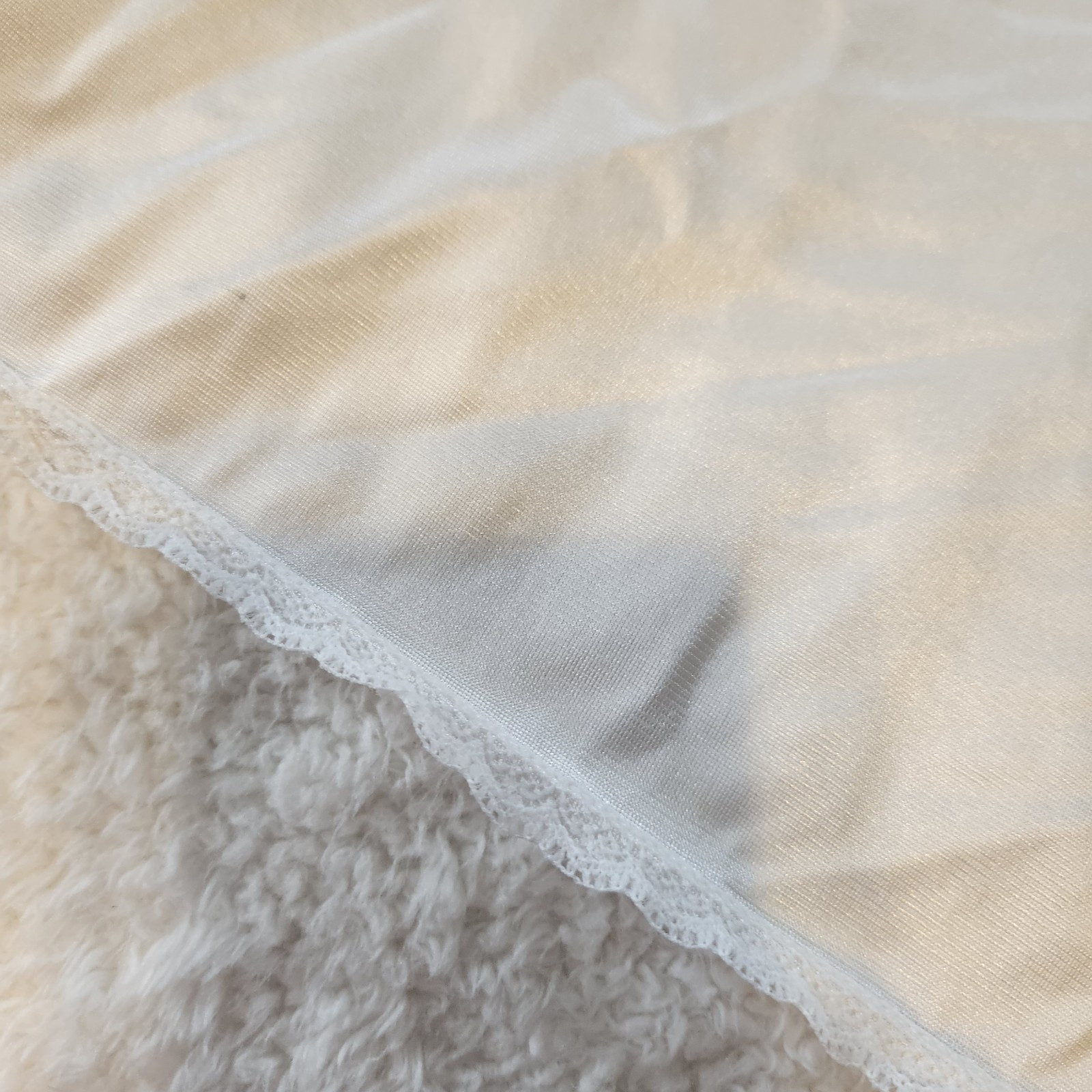 Women’s VASSARETTE Full Slip White 28” 38/44 Style #10-105 Lace Nylon Vintage