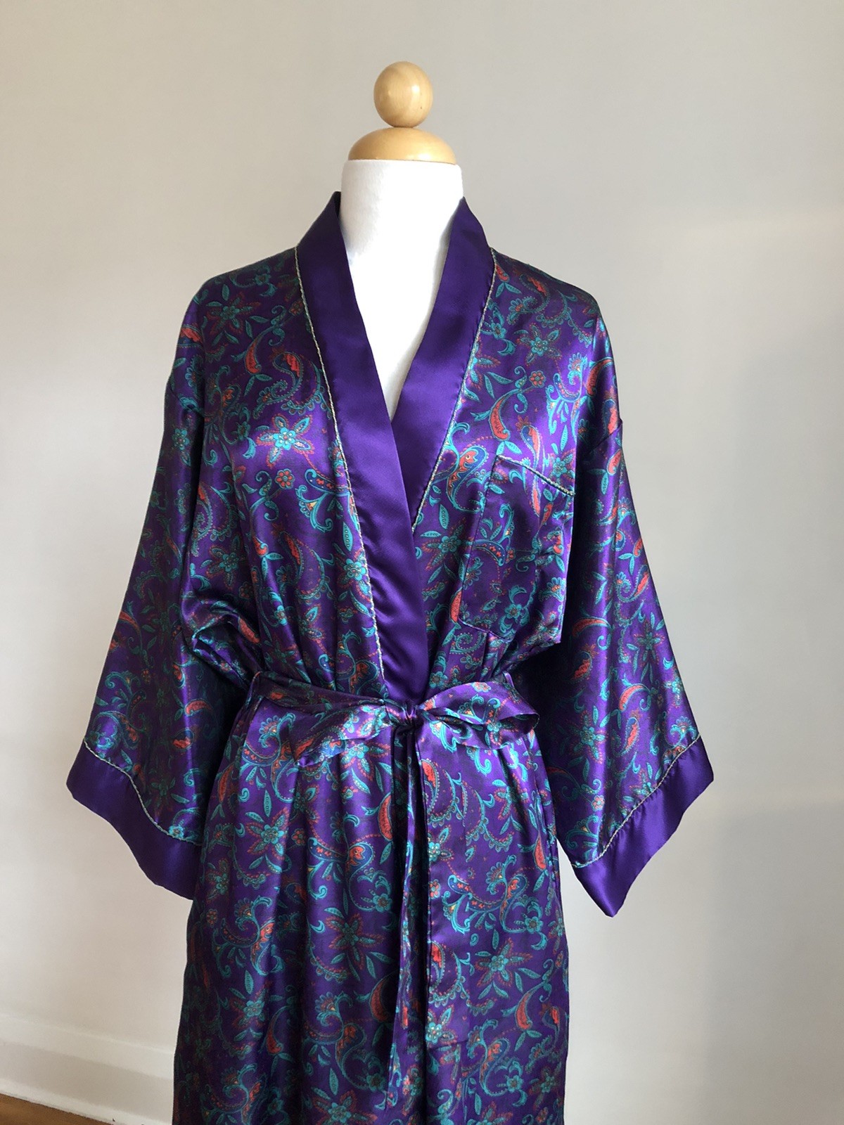 STUNNING VTG MS. B Purple Paisley Satin Cuddleskin Robe Dressing Gown SZ M