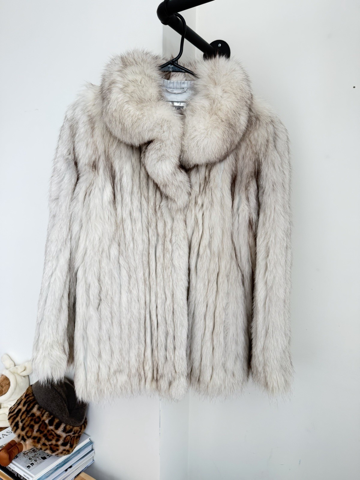 SAGA FOX Women’s Vintage Fox Fur Coat White Light Gray Regular Style Elegant