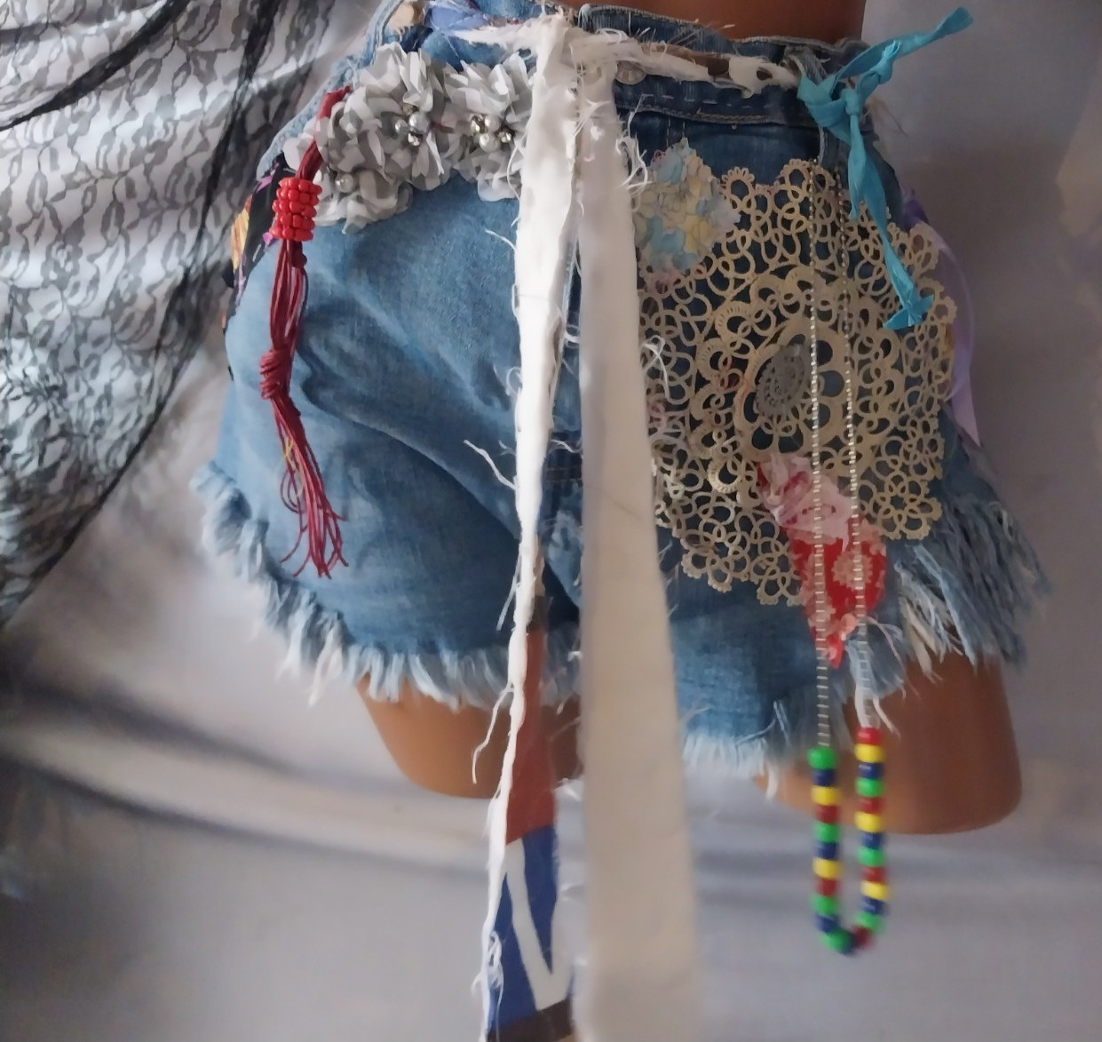 VTG DISTRESSED 812 REDLINE GYPSY EMBRD CROCHET CARE BEAR DENIM HIPPY SHORTS L