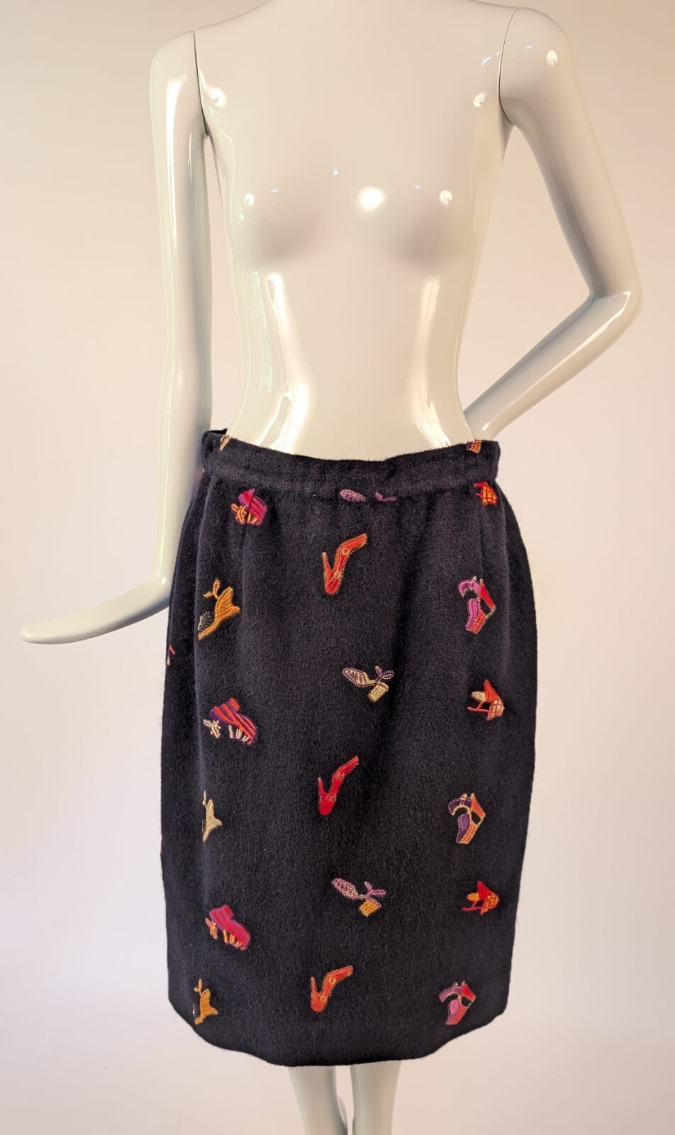 VINTAGE SALVATORE FERRAGAMO SKIRT W SHOE EMBROIDERY DETAIL – MADE IN ITALY